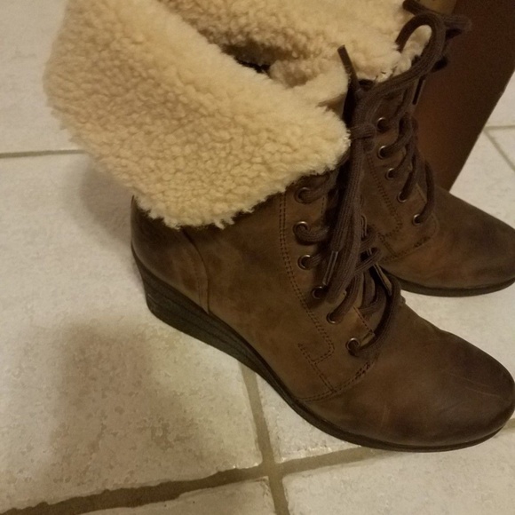 UGG Brown Lea Waterproof Fur Boots W Zea--Size 9M - Picture 2 of 8